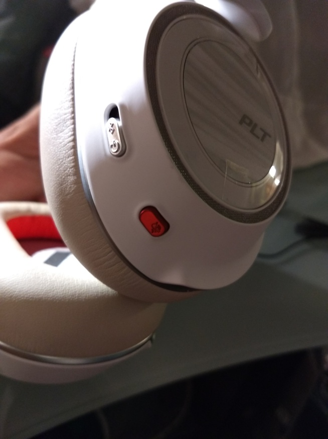 2 mois avec : le casque Plantronics Voyager UC 8200 2 mois avec : le casque Plantronics Voyager UC 8200