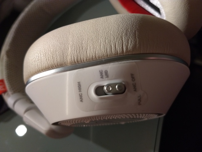 N.B: les indications sur le côté du bouton sont un autocollant amovible N.B: les indications sur le côté du bouton sont un autocollant amovible