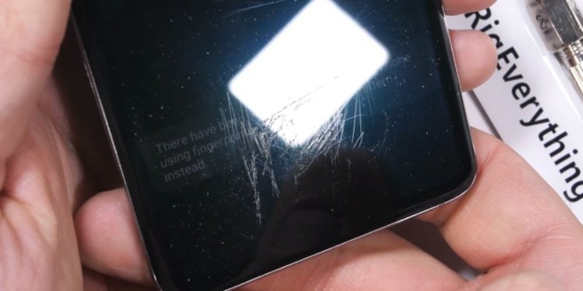 Galaxy S10 - Son capteur d'empreinte peut survivre aux égratignures, mais pas aux fissures Galaxy S10 - Son capteur d'empreinte peut survivre aux égratignures, mais pas aux fissures