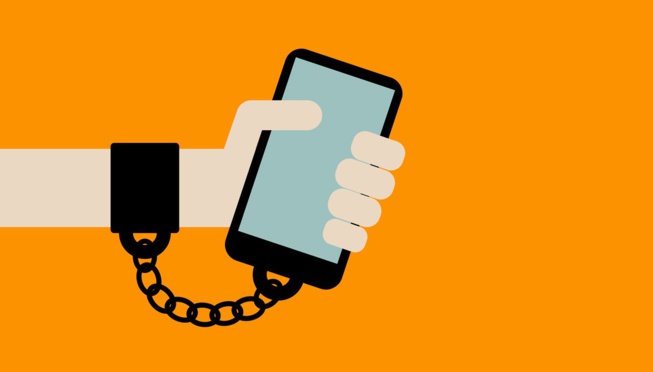 Dépendance numérique : 1 Français sur 5 est complètement accro à son smartphone Dépendance numérique : 1 Français sur 5 est complètement accro à son smartphone
