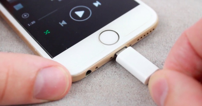 Apple confirme que l'iPhone passera bien à l'USB-C, mais peste contre les  obligations européennes - Les Numériques