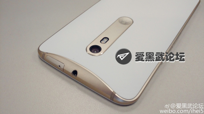 Le Moto X (2015) version or et blanc en image