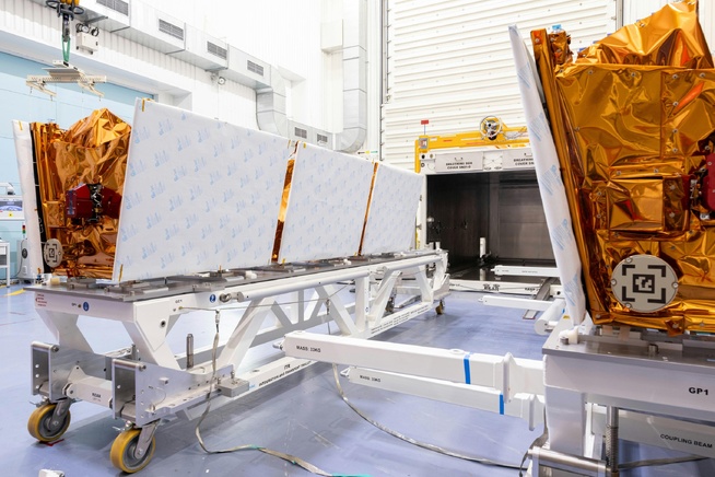 Les satellites de la constellation OneWeb d’Eutelsat, prêts à être expédiés vers le site de lancement. Crédit : Airbus