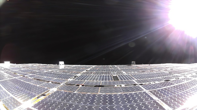 Le réseau d’antennes d’un satellite BlueBird de première génération, déployé en orbite basse, en octobre 2024. Photo : AST SpaceMobile