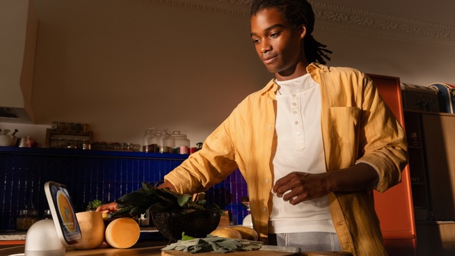 Le HomeView posé sur un plan de travail, en cuisine. © Apple