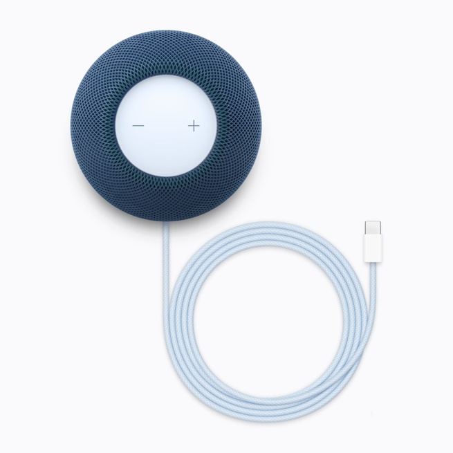 Le HomePod mini 2 bleu, avec son câble d’alimentation tressé. © Apple