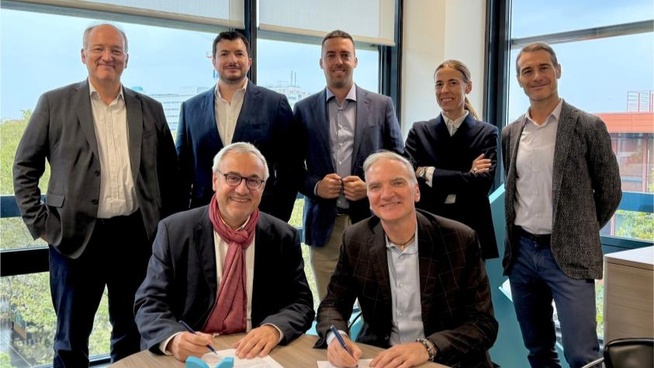 Les dirigeants de Dekuple et les quatre associés de SAY lors de la signature de l’accord. © Dekuple