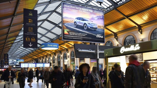 Écrans publicitaires numériques en gare de Paris Saint-Lazare. © Mediatransports