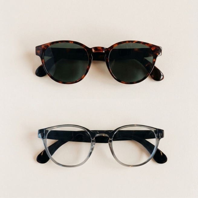 Les lunettes connectées audio d’Optic 2000, en version solaire écaille et en monture transparente. © Optic 2000