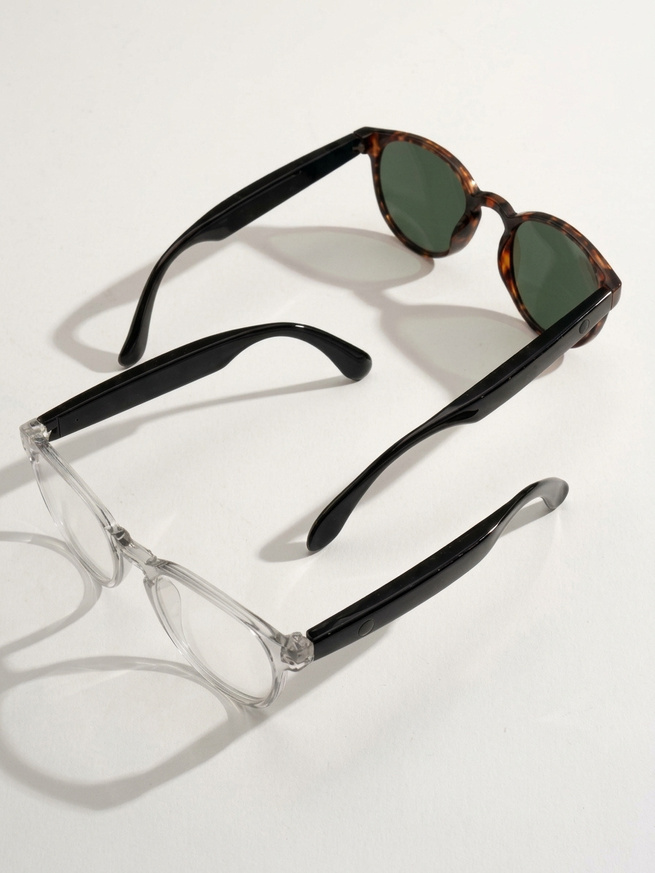 Les deux modèles, solaire écaille et monture transparente, disponibles dès 99 euros en deuxième paire. © Optic 2000 Les deux modèles, solaire écaille et monture transparente, disponibles dès 99 euros en deuxième paire. © Optic 2000