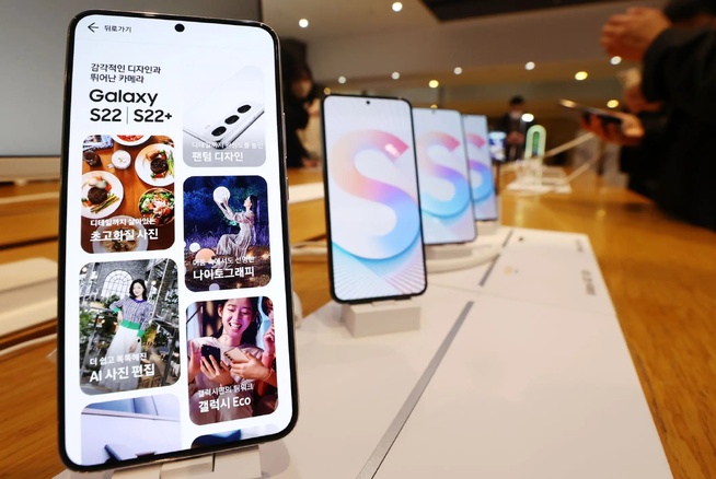 Des Galaxy S22 exposés dans un magasin Samsung à Séoul, modèles visés par l’amende de la KFTC. © Yonhap