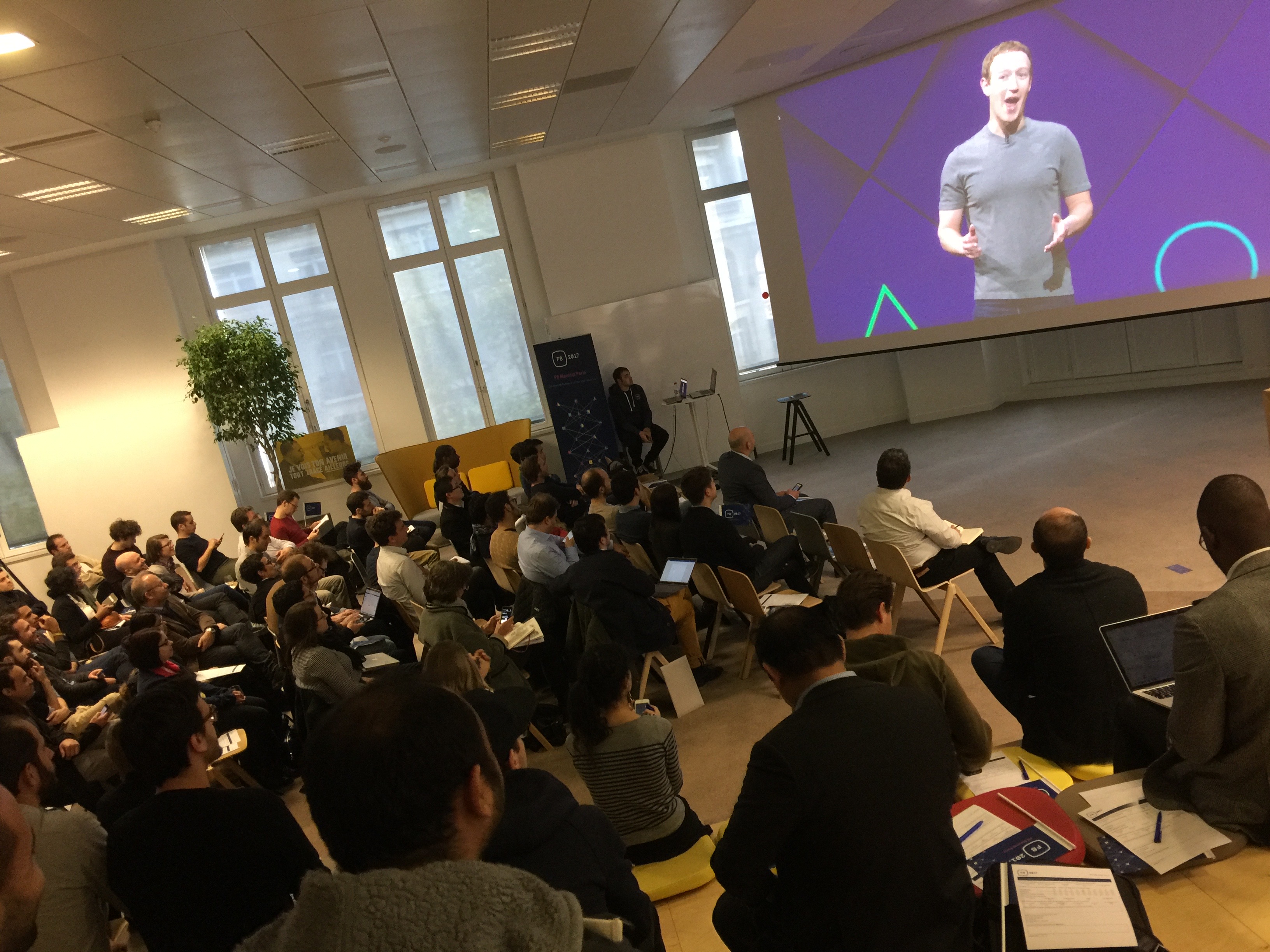 Mark Zuckerberg en vidéo devant un parterre de développeurs réunis à Paris par BPI France