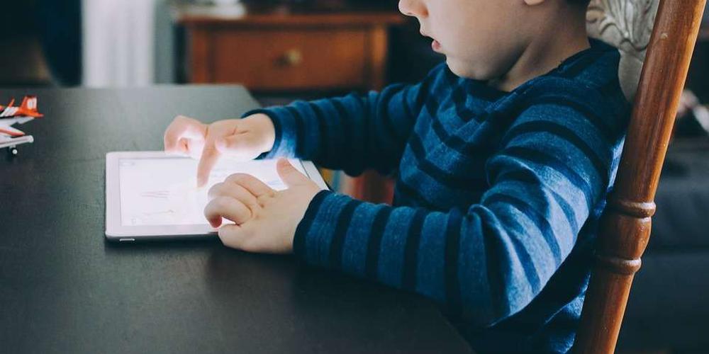 Les jeunes Français passent plus de temps sur les écrans que dans les livres