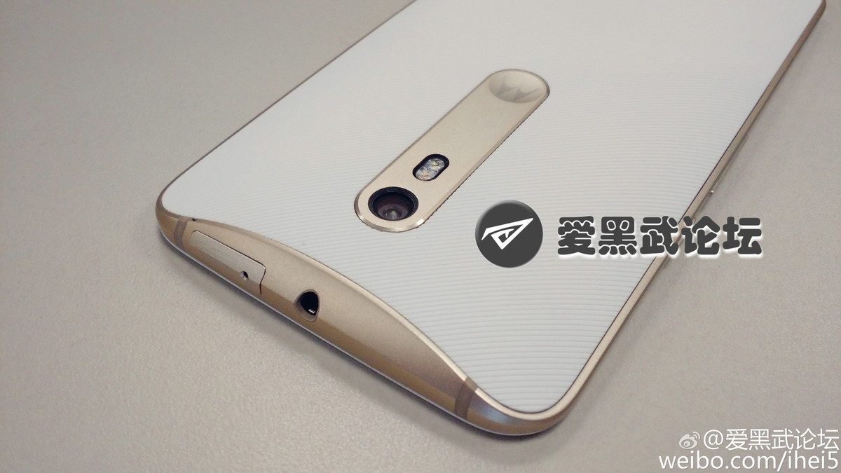 Le Moto X (2015) version or et blanc en image