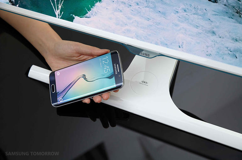 Le nouveau moniteur d'ordi de Samsung propose la recharge sans fil de mobile