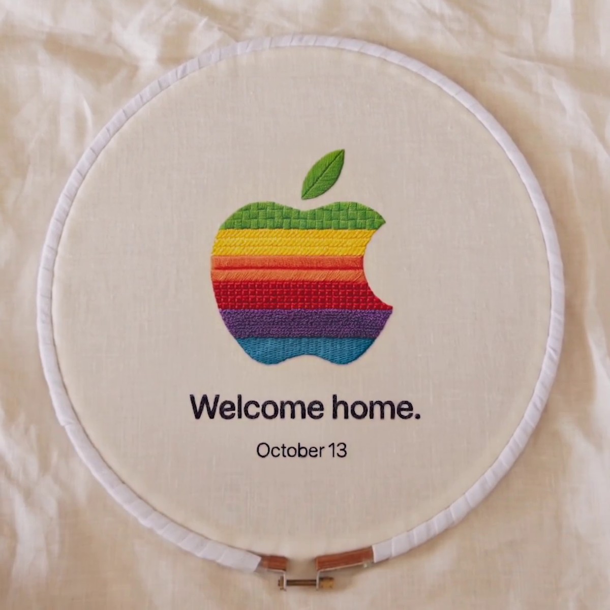 Le logo arc-en-ciel d’Apple brodé à la main, dernière image de la vidéo d’annonce du lancement « Welcome home » du 13 octobre 2026. © Apple