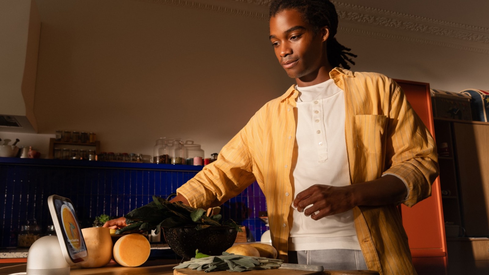 Le HomeView posé sur un plan de travail, en cuisine. © Apple