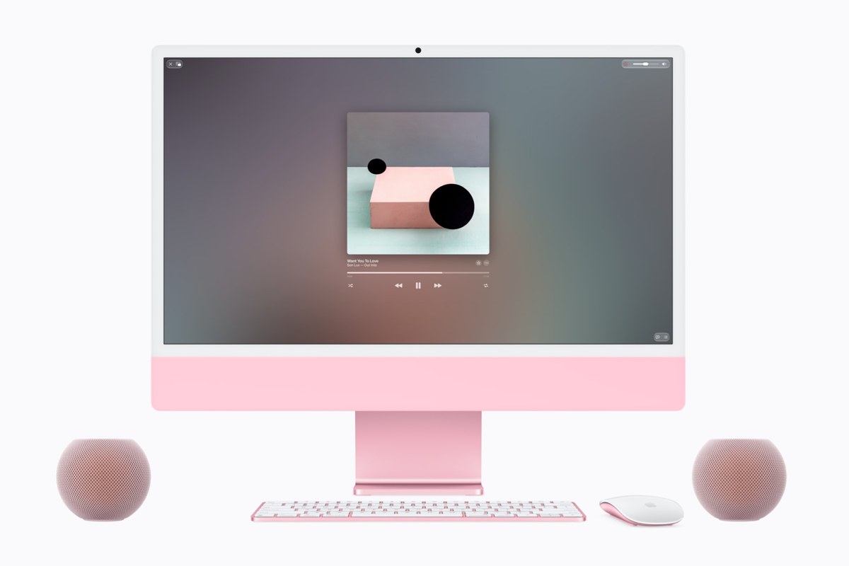Deux HomePod mini 2 roses utilisés comme haut-parleurs d’un iMac. © Apple