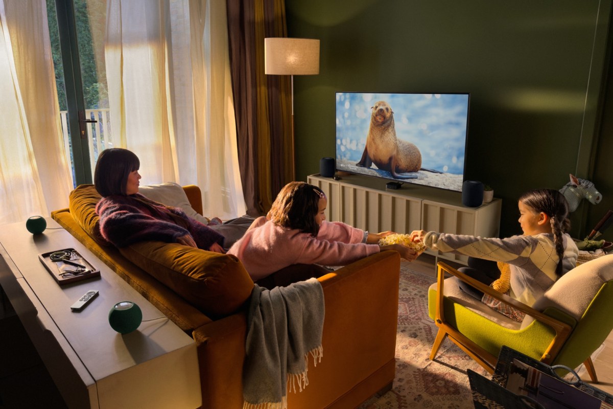 Une Apple TV 4K associée à quatre HomePod mini 2 dans un salon. © Apple