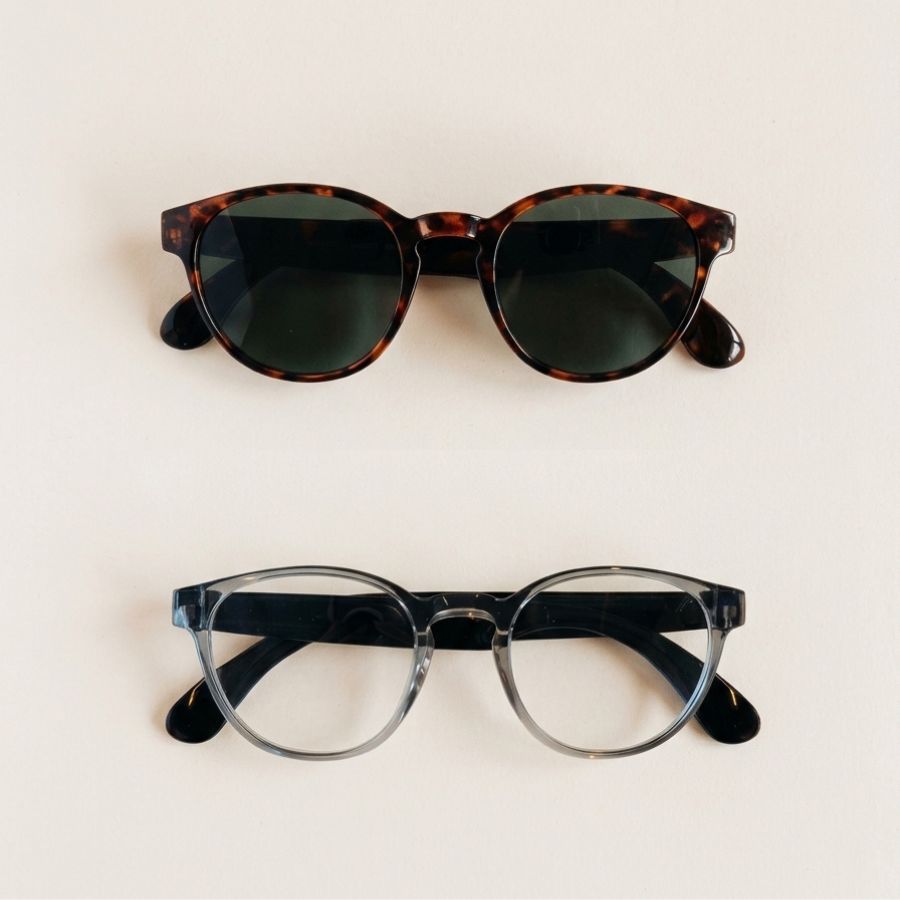 Les lunettes connectées audio d’Optic 2000, en version solaire écaille et en monture transparente. © Optic 2000