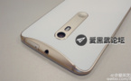 Le Moto X (2015) version or et blanc en image