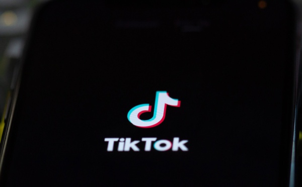TikTok introduit un nouvel outil pour identifier les contenus générés par l'IA