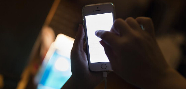 Smartphone et adolescents : une hyperconnexion précoce qui inquiète les experts