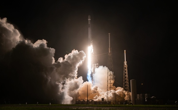 Satellite-smartphone : AT&amp;T, T-Mobile et Verizon contestent le plan de la FCC